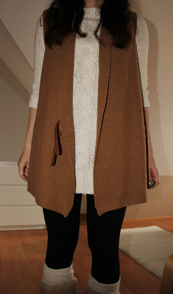 Kleidermaedchen-weihnachtsoutfit-casual-bequem-2012-pullover-zara-sweater-boots-H&M-leggings-weste-beige-schwarz-weiss-outfit-hollyday