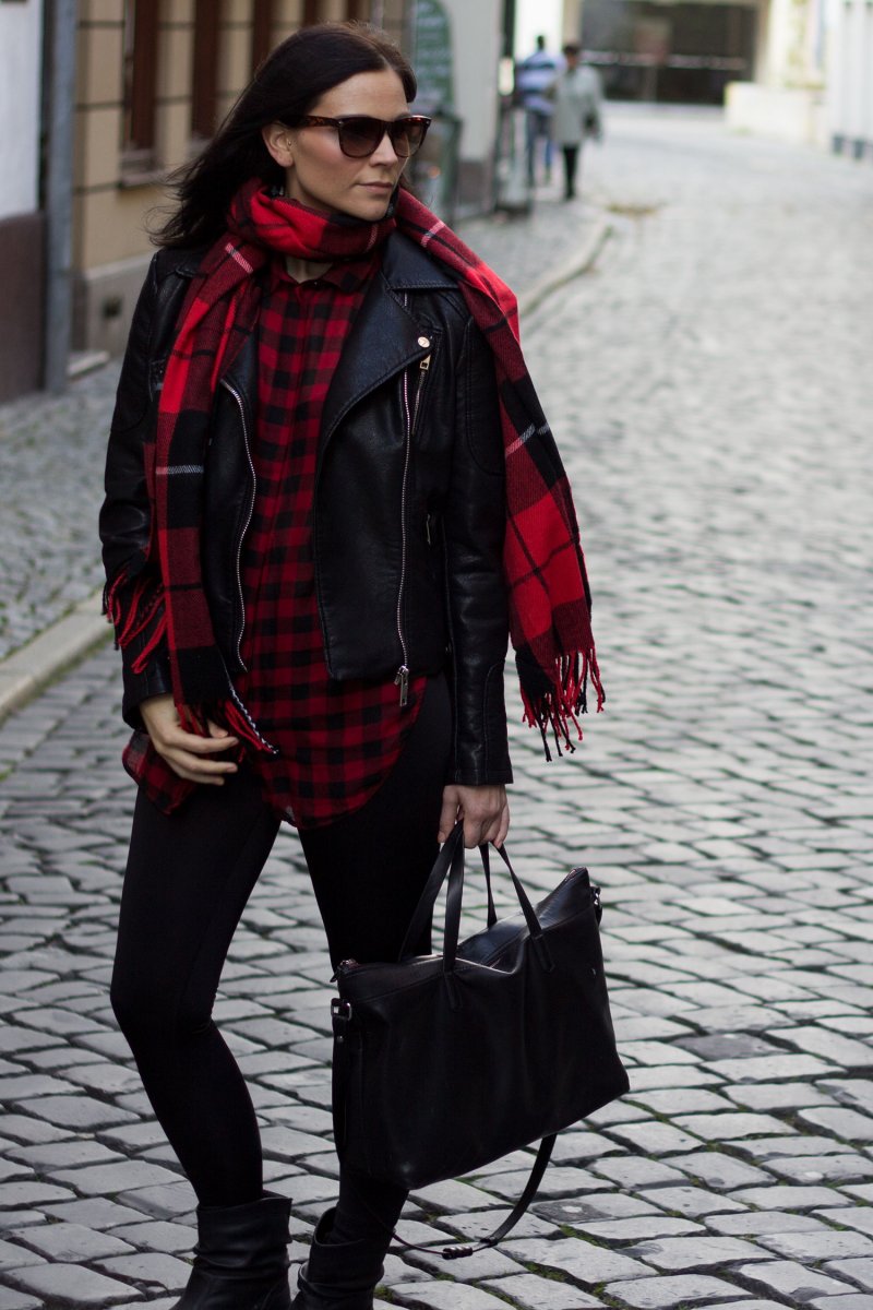 Kleidermaedchen-Jessika-Weisse-Modeblog-Fashionblog-Erfurt-Outfit-of-the-day-ootd-kariert-karo-tartan-muster-biker-jacke-lederjacke-zara-hm-gina-tricot-winter-outfit-herbst-outfit-everyday-outfit