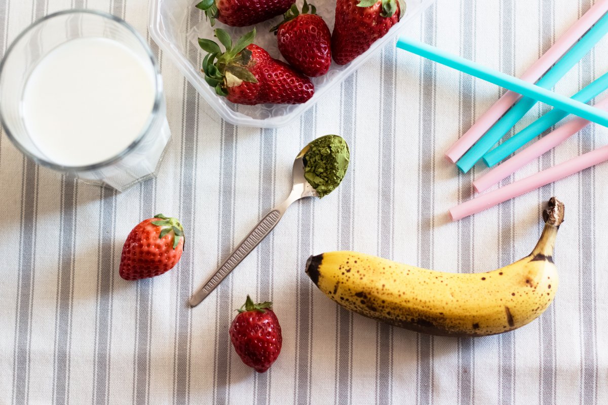 Kleidermaedchen-das-Blog-fuer-Mode-Beaut-Lifestyle-Food-recipe-matcha-bananen-erdbeer-smothie-stawberry-banana-shake-breakfast-frühstück-getränk-früchte-sommergetränk-frühlingsgetränk-kaltes-getränk