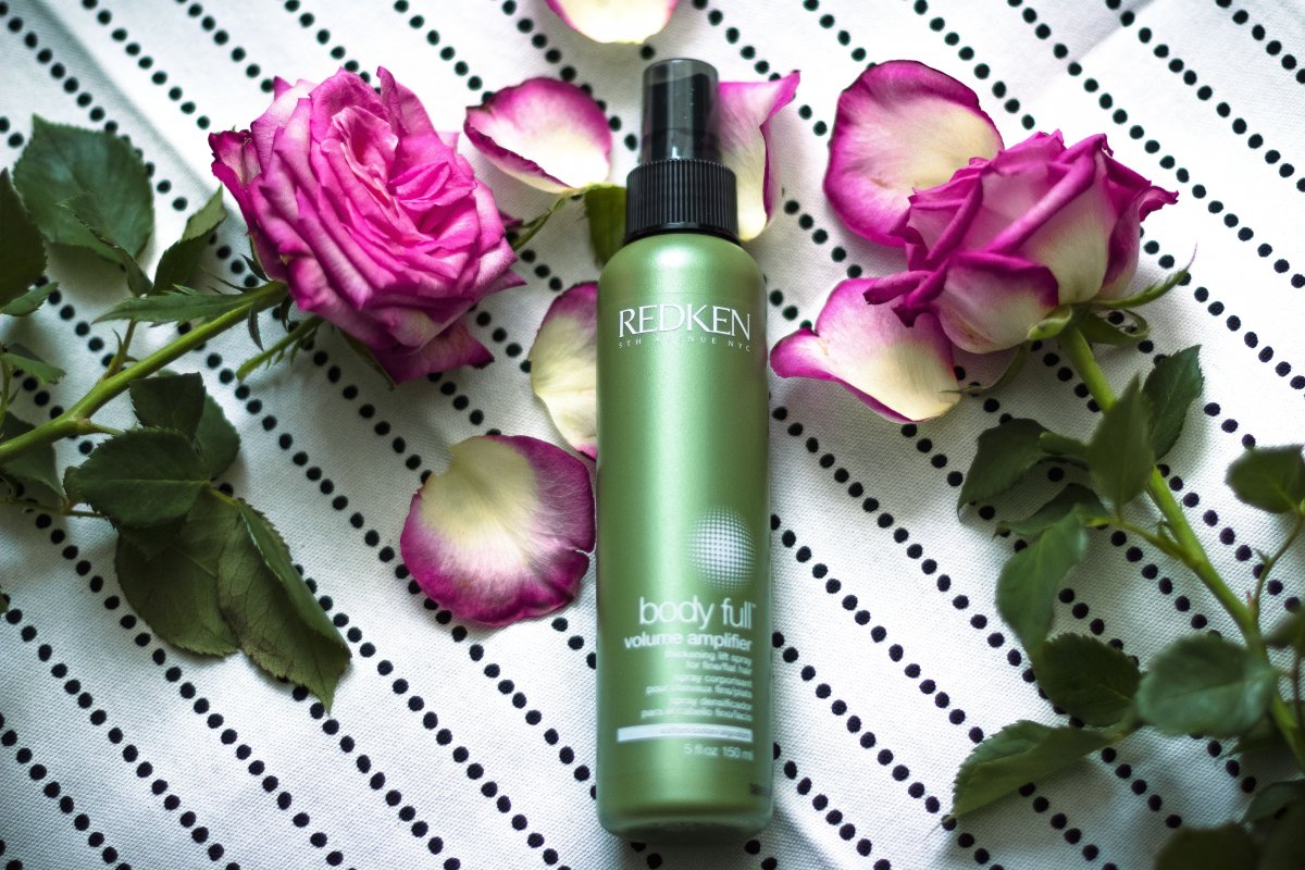 Kleidermaedchen-das-Blog-fuer-Mode-Beaut-Lifestyle-redken-body-full-volumen-big-hair-volumen-spray-mehr volumen-plattes-haar-mehr-fülle-im-haar-ansatzvolumen-dickes-haar-volumen-trockenshampoo-mehr-griff-und-volumen 1