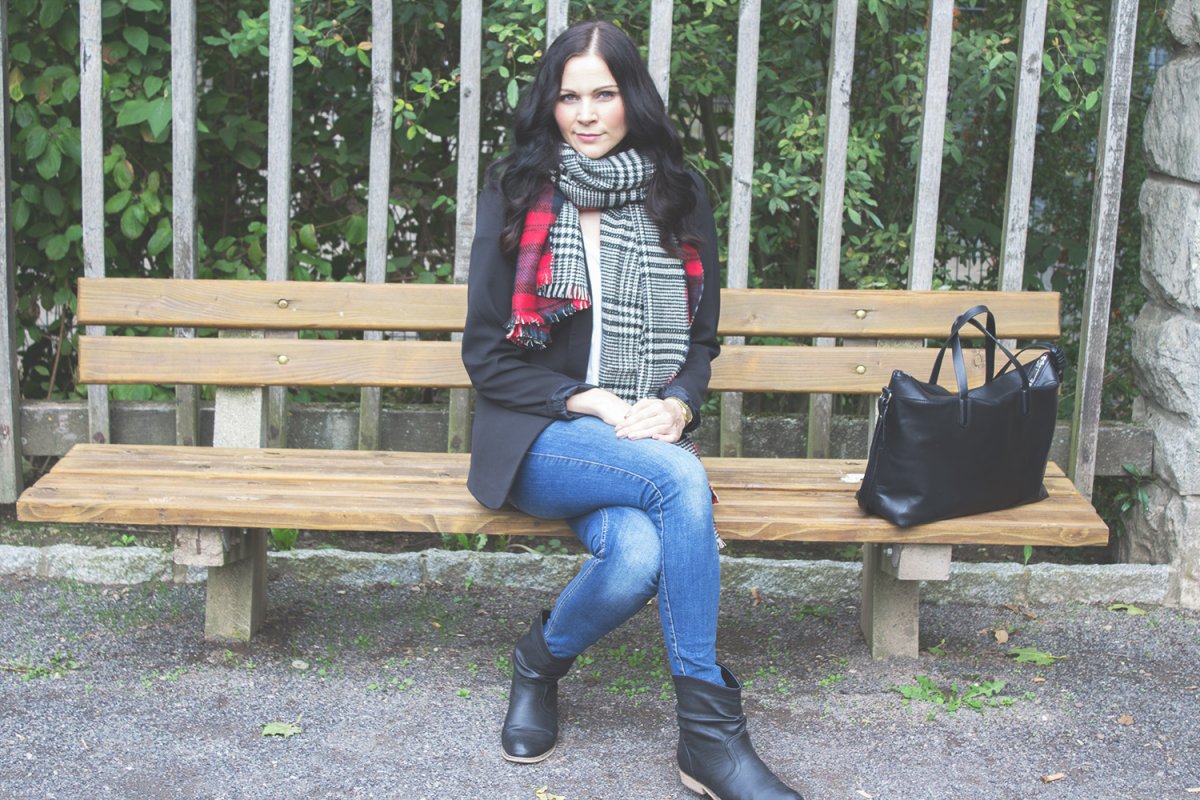 Kleidermaedchen-Jessika-Weiße-Mode-Blog-Beauty-Blog-Lifestyle-Blog-Erfurt-Herbst-Outfit-Outfit-of-the-day-Jeans-Gina-Tricot-Zara-Schal-Basic-T-Shirt-Blazer-Smokingblazer-Boots-Schuhe-43