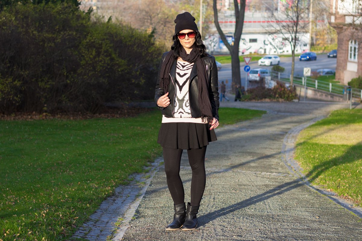 Kleidermaedchen-Jessika-Weisse-Modeblog-Fashionblog-Outfit-Winter-Outfit-Herbst-Outfit-mit-Leggings-Outfit-mit-Rock-Lederjacke-und-Rock-ootd-Outfit-of-the-day-look-1