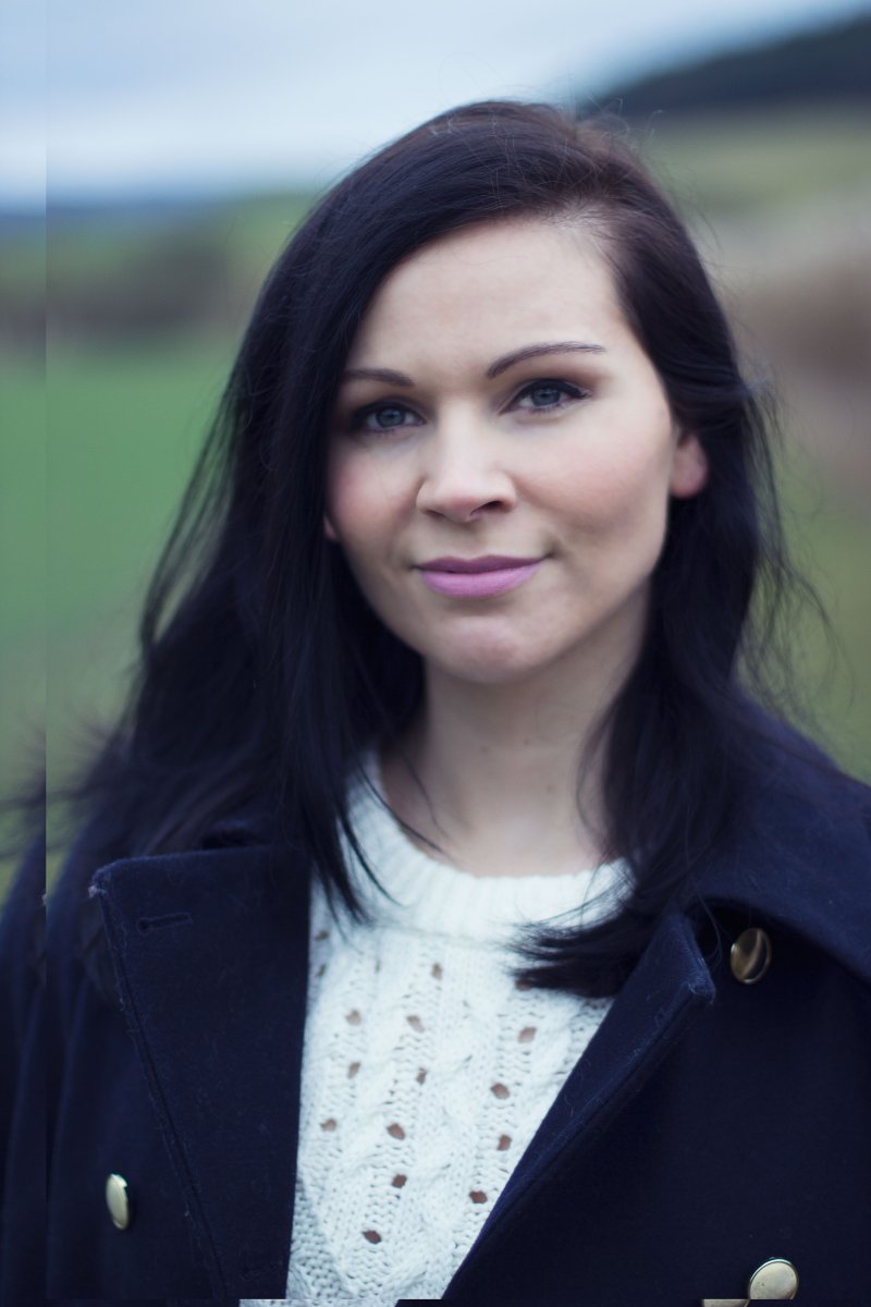 Herbst/Winter Outfit mit Midiskirt, Strickpullover und Mantel. 