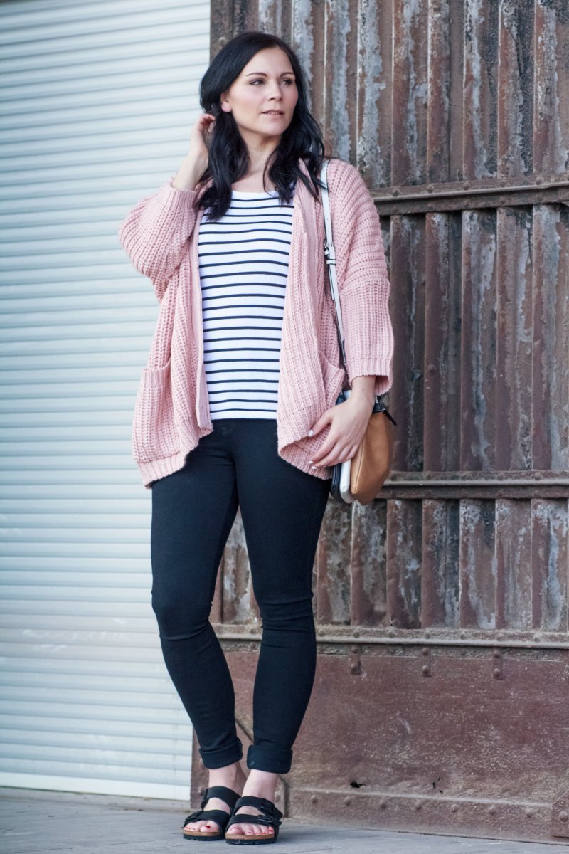 Kleidermaedchen-das-Blog-fuer-Mode-Beauty-Lifestyle-Outfit-der-rosa-cardigan-ootd-outfit-of-the-day-cardigan-asos-Strickjacke-Streifen-stipe-shirt-hm-urban-outfitters-dr-denim-jeans-birkenstock-arizona-sandalen-schuhe-cosy-frühling-trend-fashion