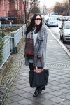 Kleidermädchen präsentiert einen gemütlichen Winterlook für jeden Tag. Sie trägt Schal und Cardigan Mango, Rock von H&M, Pullover von Vila, Tasche von Longchamp und Sonnenbrille Ralph Lauren.