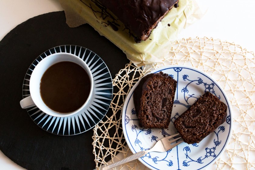 Kleidermädchen backt einen saftigen Rotweinkuchen mit Schokolade. Eine leckere Alternative zu Ostern.