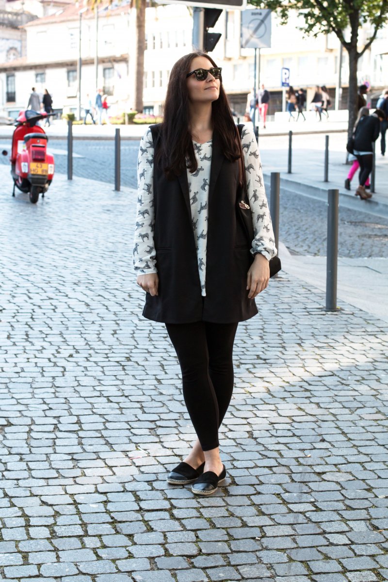 Kleidermädchen zeigt ein Travel Outfit das sie in Porto getragen hat. Sie kombiniert eine Weste von asos, Leggings von Topshop, Bluse von Me & May, zu einer Sonnenbrille von Ray-Ban. 