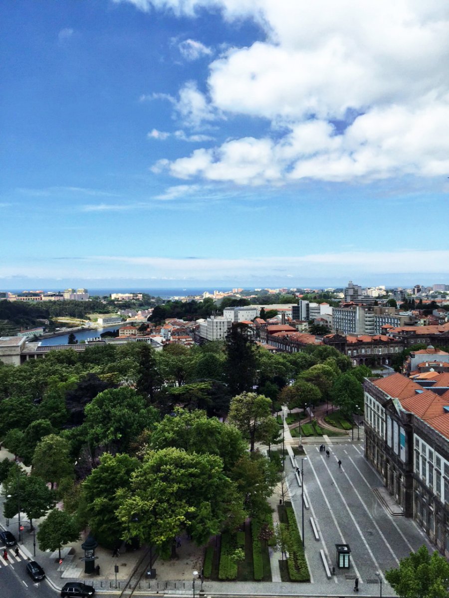 Kleidermädchen zeigt Einblicke in ihre Urlaubsreise nach Porto in Portugal.