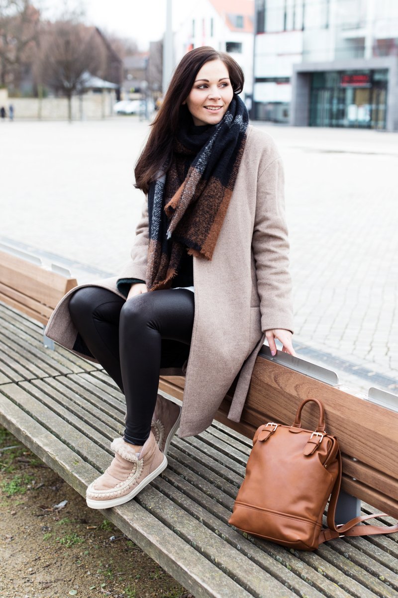 Kleidermaedchen Modeblog, erfurt, thueringen, berlin, fashionblog, Outfit, kleidermaedchen.de, Influencer Marketing und Kommunikation, Outfit, winteroutfit, Masion Scotch Mantel, Mou Eskimo Stiefel, Vila Lederleggings, Hallhuber Schal kariert, Pullover H&M, Rucksack Mint&Berry Zalando, Catrice Nagellack 112 Cha-KIRA