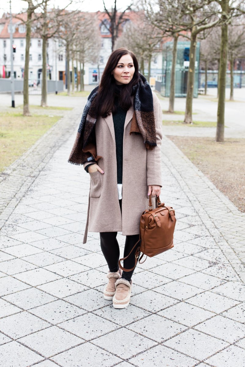 Kleidermaedchen Modeblog, erfurt, thueringen, berlin, fashionblog, Outfit, kleidermaedchen.de, Influencer Marketing und Kommunikation, Outfit, winteroutfit, Masion Scotch Mantel, Mou Eskimo Stiefel, Vila Lederleggings, Hallhuber Schal kariert, Pullover H&M, Rucksack Mint&Berry Zalando, Catrice Nagellack 112 Cha-KIRA