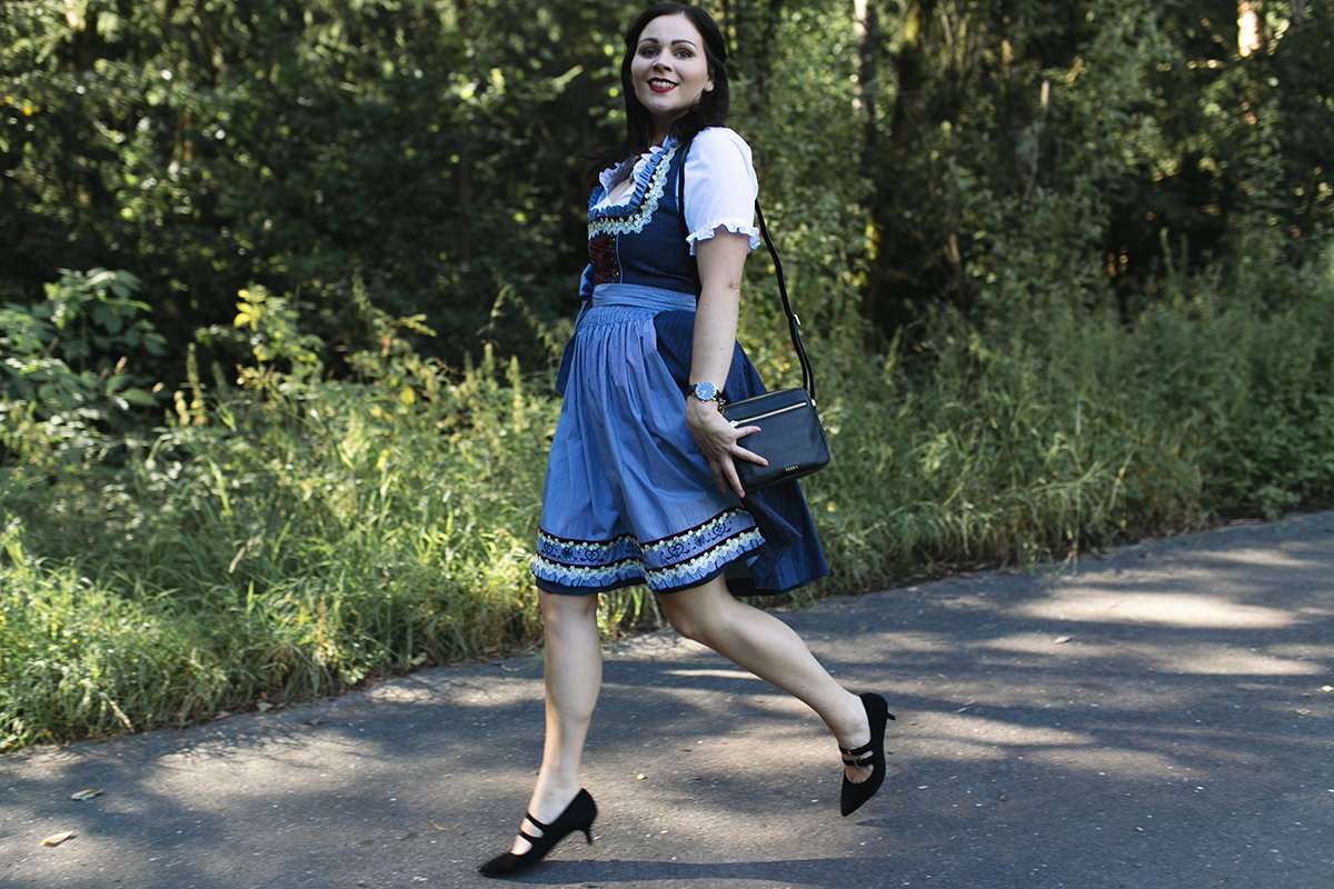 Outfit Kleidermaedchen.de Modeblog, erfurt, thueringen, berlin, fashionblog, Fashion Blog, Magazin, kleidermaedchen.de, Influencer Marketing und Kommunikation, Creator, Sommeroutfit, Herbst Outfit, Wiesn Outfit, Oktoberfest Outfit, Dirndl, Krüger Dindl, Trachten, Fossil Tasche, Zalando, Wiesen Outfit mit Krüger Dirndl