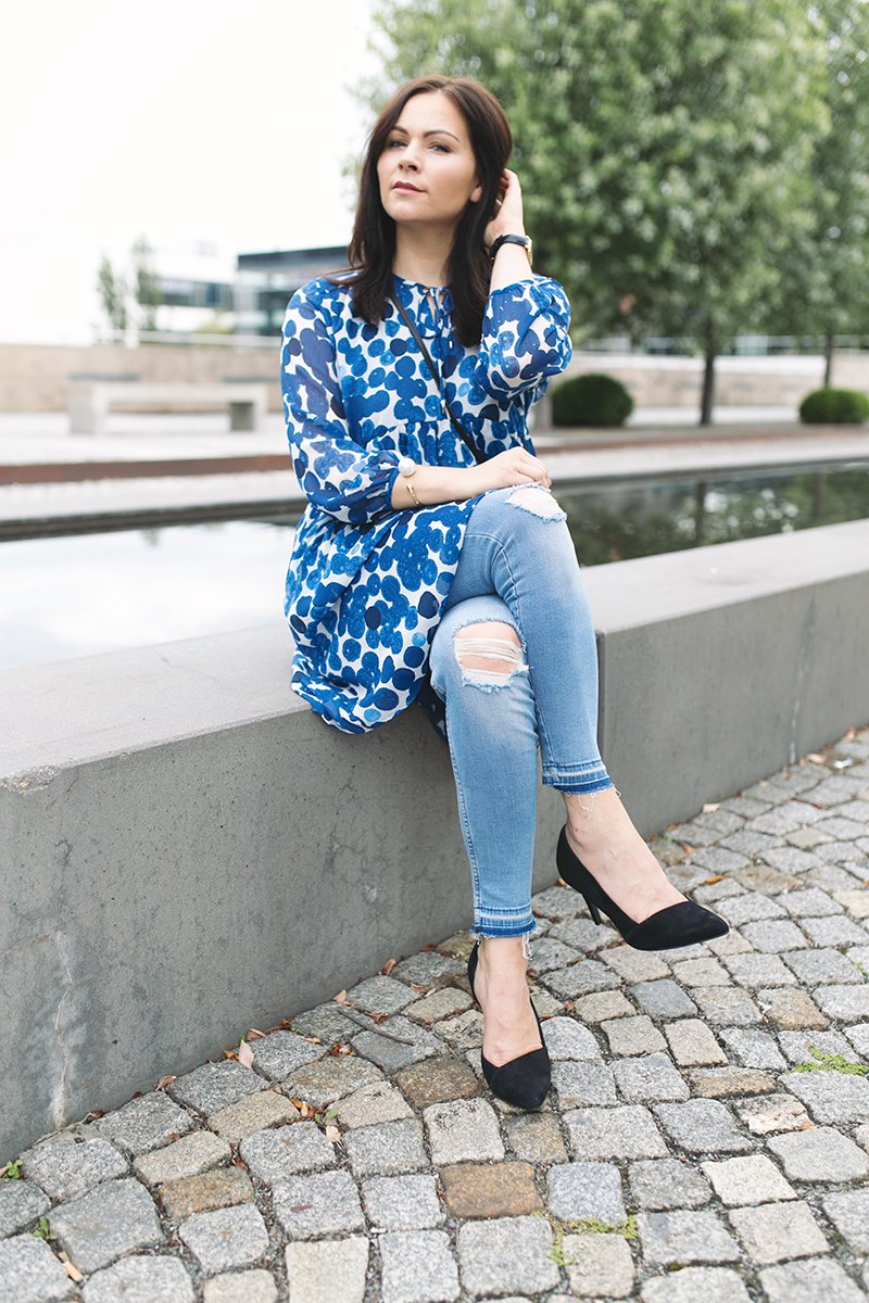 Outfit Kleidermaedchen.de Modeblog, erfurt, thueringen, berlin, fashionblog, Fashion Blog, Magazin, kleidermaedchen.de, Influencer Marketing und Kommunikation, Creator, Sommeroutfit, Herbst Outfit, Uebergangsoutfit mit Mango Kleid, Jeans, Deichmann Pumps, Zara Armband, Lars Larsen Uhr