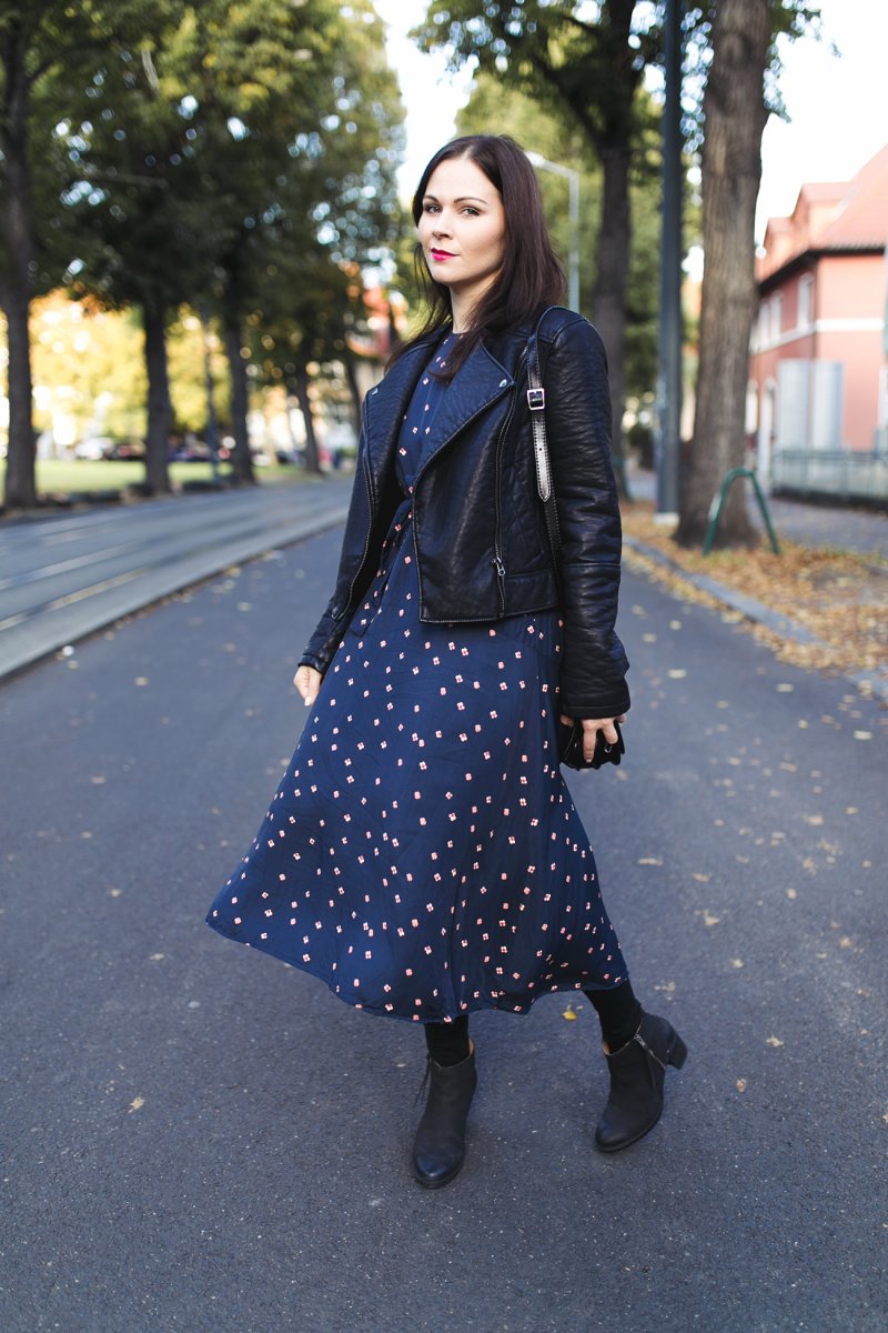 Herbstoutfit mit Midikleid und Lederjacke, Kleidermaedchen.de Modeblog, erfurt, thueringen, berlin, fashionblog, Fashion Blog, Magazin, Blogazine, kleidermaedchen.de, Influencer Marketing und Kommunikation, Creator, Herbstoutfit, Winteroutfit, Topshop Lederjacke, Fossil Piper Bag, H&M Midikleid, Zign Ankle Boots