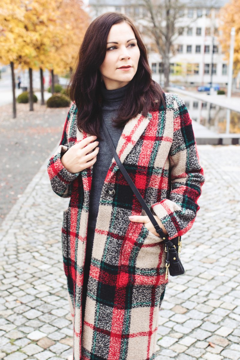 Outdoor Outfit mit Colmar Daunenjacke und Sneakers, Kleidermaedchen.de Modeblog, erfurt, thueringen, berlin, fashionblog, Fashion Blog, Magazin, Blogazine, kleidermaedchen.de, Influencer Marketing und Kommunikation, Creator, Winteroutfit, Fashionkarussell, Bloggerserie, bloggercommunity, H&M Pullover, Samt, Karo, Samt Trend, Winter Trend, Fashionblog, Modeblog, Kleidermaedchen Modeblog, Zara, karierter Mantel, karo, Rollkragen, H&M, Turtleneck, Skinny Jeans Topshop, Fossil Piper Bag, Zign Ankle Boots, Winter Outfit mit kariertem Mantel, Ankle Boots und Fossil Piper Bag