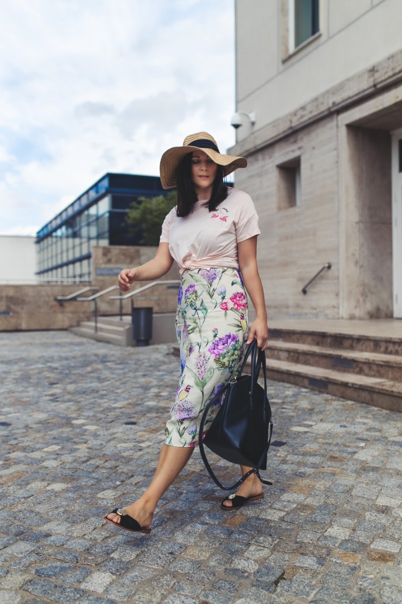 Outfit Idee, Sommer Outfit mit Midikleid, Outfit mit Midikleid, Midikleid kombinieren, Sandalen, Strohhut, Sonnenhut, Print Kleid, H&M, Matt & Nat Baxtor Tasche, Outfit Ideen mit Midikleid, Fashionkarussell, www.kleidermaedchen.de, Modeblog, Mode Blog, Erfurt, Thüringen, Fashion Blog, Magazin, Blogazine, Influencer Marketing und Kommunikation, Social Media Marketing, Fashion Magazin, Outfit Blog, Outfit 2017, Streetstyle, Pinterest Outfit Inspiration