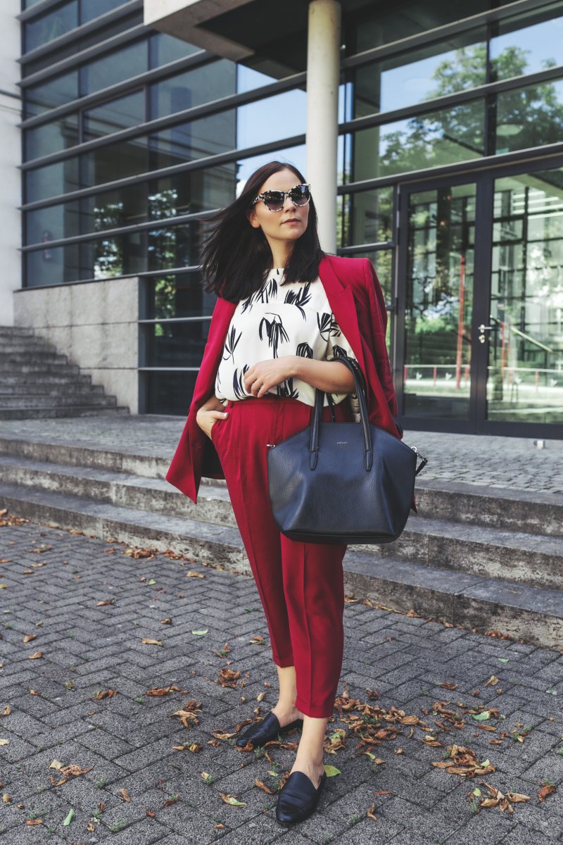 Herbst Outfit mit Hosenanzug, Outfit Ideen, Outfit mit Hosenanzug, Blazer kombinieren, Slipper , Matt and Nat Tasche, Stella McCartney Sonnenbrille, Trendfarbe Rot, Modetrend Rot, Modetrend Herbst 2017, Just Female Tunika, Zara Blazer, Flattered Slipper, www.kleidermaedchen.de, Modeblog, Mode Blog, Erfurt, Thüringen, Fashion Blog, Magazin, Blogazine, Influencer Marketing und Kommunikation, Social Media Marketing, Fashion Magazin, Outfit Blog, Outfit 2017, Streetstyle, Pinterest Outfit Inspiration