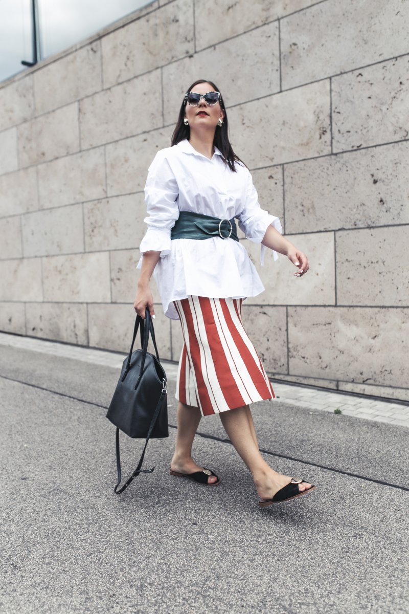 Sommer Outfit mit Oversize Hemd, Outfit Ideen, Outfit mit Hemd, Oversize Hemd kombinieren, Sandalen, , Matt & Nat Baxtor Tasche, Flattered Sandalen, Stella McCartney Sonnenbrille, Zara Korsett Gürtel, Roberto Collina A-Linien-Rock, www.kleidermaedchen.de, Modeblog, Mode Blog, Erfurt, Thüringen, Fashion Blog, Magazin, Blogazine, Influencer Marketing und Kommunikation, Social Media Marketing, Fashion Magazin, Outfit Blog, Outfit 2017, Streetstyle, Pinterest Outfit Inspiration