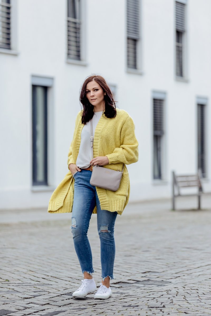 Herbst Outfit mit gelben Strick Cardigan, Destroyed Jeans, Superga Sneakers, Liu Jo Tasche, Herbst Outfit mit Superga, Outfit Ideen, Outfit mit Jeans, Modetrend Herbst 2017, www.kleidermaedchen.de, Modeblog, Mode Blog, Erfurt, Stella McCartney Sonnenbrille, Thüringen, Fashion Blog, Magazin, Blogazine, Influencer Marketing und Kommunikation, Social Media Marketing, Fashion Magazin, Outfit Blog, Outfit 2017, Streetstyle, Pinterest Outfit Inspiration, Andreas Pöcking Photograph Erfurt