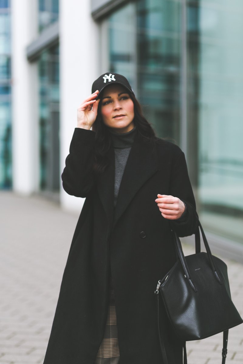 Winter Outfit Mit Karierter Bundfaltenhose New Era Cap Und Schwarzem Wintermantel Kleidermadchen Fashion Beauty Interior Und Food Blog Aus Sachsen Und Thuringen