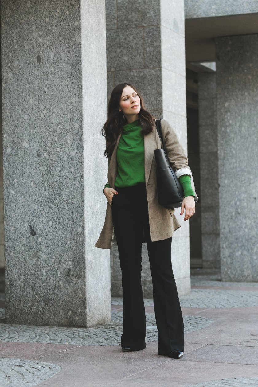 Frühlingsoutfit mit grünem Cardigan, Marlene Hose, Schlaghose, COS, Zara, Matt & Nat, Leinen Blazer, Sling Pumps, Matt & Nat Bag, Sabrina Dehoff Kette, Vibe Hersloef Kette, Fashion Blogger, Modetrends, elegant Streetstyle, www.kleidermaedchen.de, Modeblog, Mode Blog, Erfurt, Thüringen, Fashion Blog, Magazin, Blogazine, Influencer Marketing und Kommunikation, Social Media Marketing, Fashion Magazin