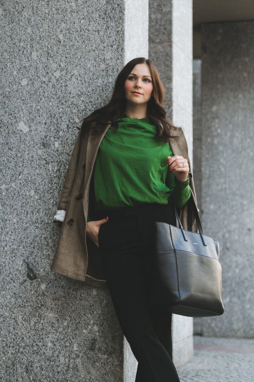 Frühlingsoutfit mit grünem Cardigan, Marlene Hose, Schlaghose, COS, Zara, Matt & Nat, Leinen Blazer, Sling Pumps, Matt & Nat Bag, Sabrina Dehoff Kette, Vibe Hersloef Kette, Fashion Blogger, Modetrends, elegant Streetstyle, www.kleidermaedchen.de, Modeblog, Mode Blog, Erfurt, Thüringen, Fashion Blog, Magazin, Blogazine, Influencer Marketing und Kommunikation, Social Media Marketing, Fashion Magazin