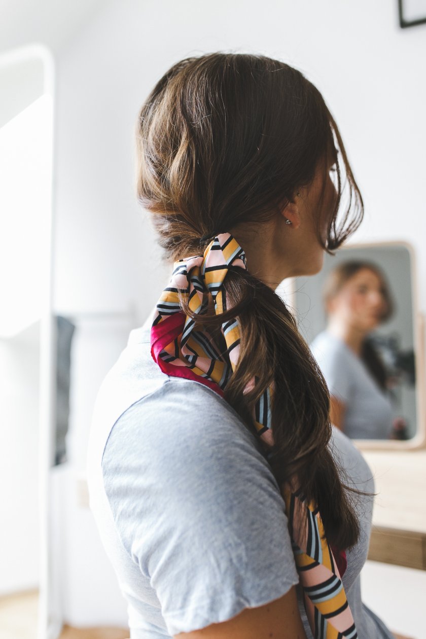 3 einfache Tuchfrisuren für mittellange Haare - Kleidermädchen: Mode