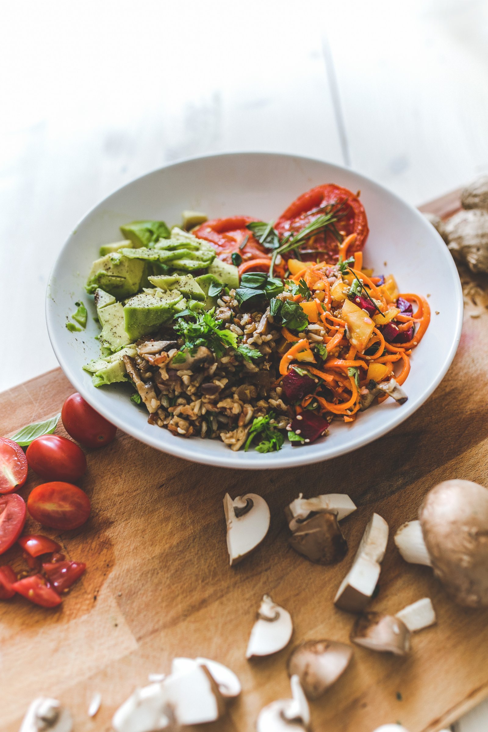 Vegane Bowl mit Champignon-Reis, Rote-Beete-Sommersalat und gegrillten ...
