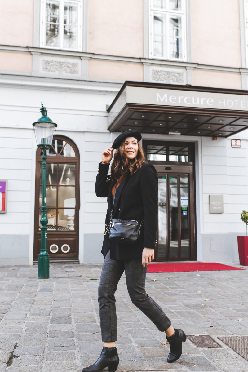 Alltagsoutfit im pariser Street Style, Parisienne Chic, enthält unbeauftrage Werbung, Blazer klassisch, Barett, Turtleneck, Rollkragenpullover, Zign Stiefelletten, Fossil Piper Bag, karierte Hose, Karohose, Bundfaltenhose, Modetrends Herbst Winter 2018/19, Modetrends 2018, Modetrends 18/19, Mode und Styling Tipps, Modeblogger, Modeblog, Fashion Blog, Outfit Blog, Streetstyle Blog, www.kleidermaedchen.de, #bundfaltenhose #outfit #alltagsoutfit #blazer #barett #turtleneck #karomuster #outfit #streetstyle