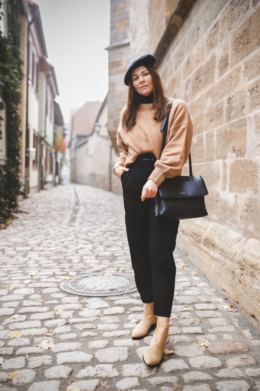 Alltagsoutfit im casual Street Style, Alltagsoutfit im eleganten Street Style, casual chic, enthält unbeauftrage Werbung, camel Pullover, Barett, Turtleneck, Rollkragenpullover, & Otherstories Boots, Animal Print Bluse, Leo Bluse, Bundfaltenhose, Marlene Hose, Modetrends Herbst Winter 2018/19, Modetrends 2018, Modetrends 18/19, Mode und Styling Tipps, Modeblogger, Modeblog, Fashion Blog, Outfit Blog, Streetstyle Blog, www.kleidermaedchen.de, #bundfaltenhose #outfit #alltagsoutfit #animalprint #barett #turtleneck #strickpullover #camel #leomuster #leobluse #mattandnat #coat #outfit #streetstyle #herbstwinter1819