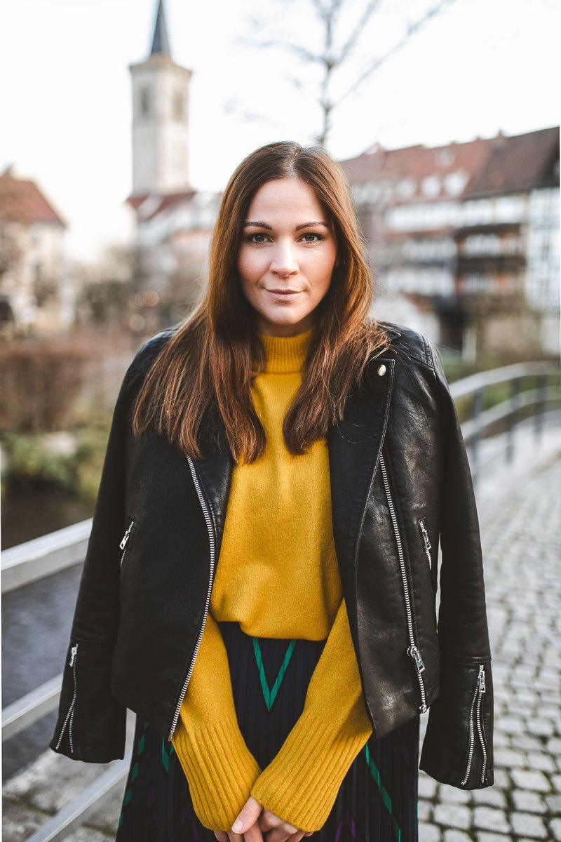 Alltagsoutfit im casual Street Style, Alltagsoutfit im rockigem Street Style, casual chic, enthält Werbung , Jake*s Faltenrock, Jake*s Pullover Modetrends Herbst Winter 2018/19, Modetrends 2018, Modetrends 18/19, Mode und Styling Tipps, Modeblogger, Modeblog, Fashion Blog, Outfit Blog, Streetstyle Blog, www.kleidermaedchen.de, #Faltenrock #outfit #alltagsoutfit #black #stickpullover #outfit #streetstyle #herbstwinter1819 #jakesdiaries #jackesfashion