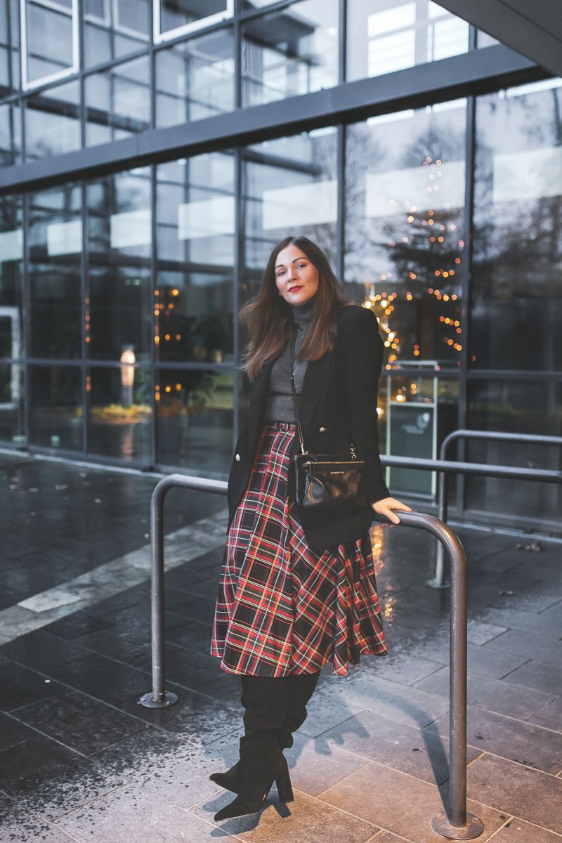 Karierter-rock-streetstyle-alltagsoutfit-winter-outfit-kleidermaedchen-modetrends-2019-blazer-overknee-stiefel