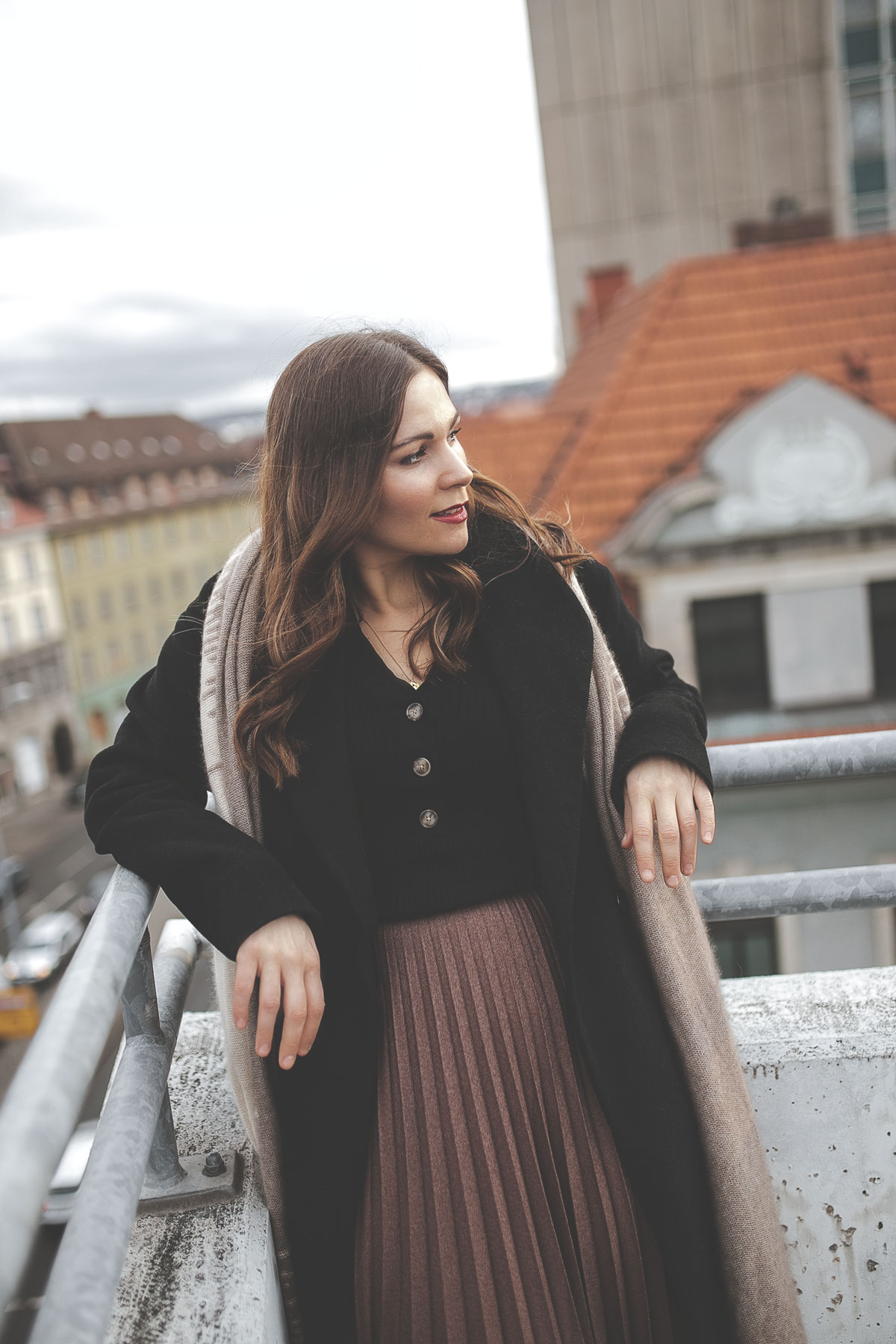 winter-outfit-mit-faltenrock-und-klassisch-schwarzem-wollmantel