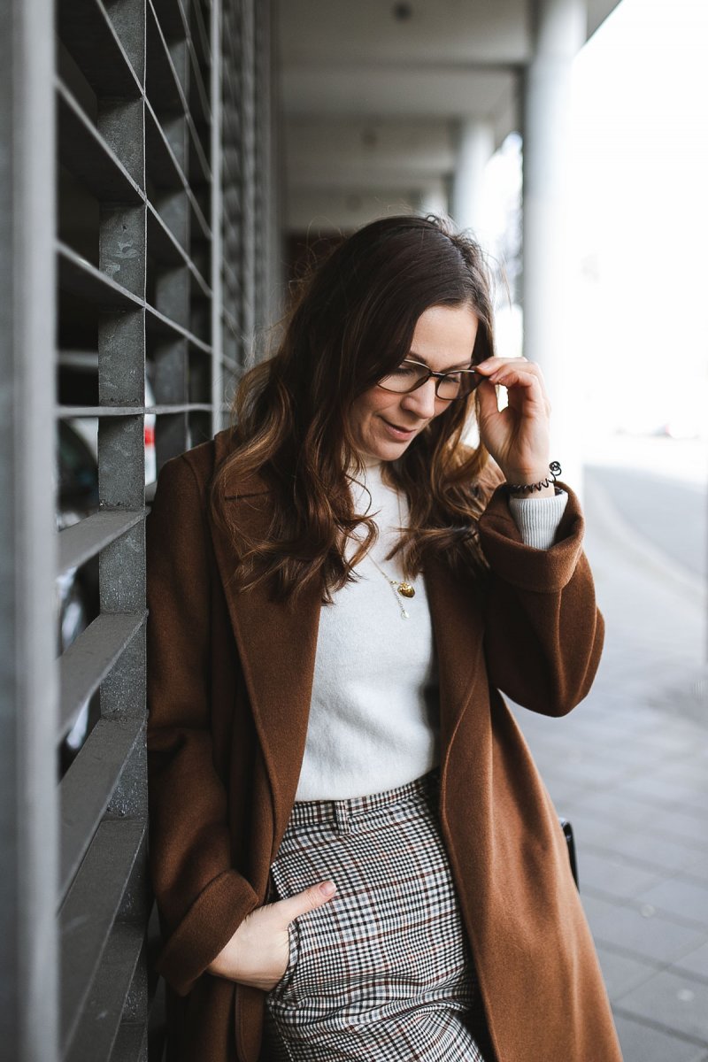 Enthält unbeauftrage Werbung, Winter Outfit 2012, Fruehlingsoutfit 2019, Trendfarben für 2019, Fruhlings Outfit mit Camel Coat, Klassisches Frühlings Outfit, Trendfarben 2019, Nachhaltig kaufen, Wollmantel online kaufen, Streetstyle Outfit, elegantes Outfit für den Alltag, modetrends 2019, fruhlings outfit modetrends winter 2018/19, modetrends 2019 damen, alltagsoutfit, Modeblogger, www.kleidermaedchen.de , Hosen Damen Frühjahr 2019, Matt & Nat Bag, Matt & Nat Wapi Bag, nachhaltige Taschen, fair produzierte Taschen, Taschen aus alternativen Materialien #mattandnat #guccibrille #gucci #massiondutti #chashmere #camel #camelcoat #fruehling2019 #winteroutfit Gucci Brille für welches Gesicht, Camel Coat kombinieren, karierte Hose kombinieren, Karosse im Frühling kombinieren, Esprit Hose kombinieren, Adidas Stan Smith kombinieren, Erfurt, Leipzig, Thüringen, Sachsen, Influencer Marketing, Blogger Relations, Social Media Management