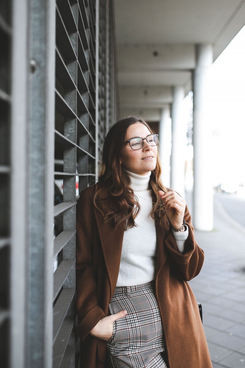 Enthält unbeauftrage Werbung, Winter Outfit 2012, Fruehlingsoutfit 2019, Trendfarben für 2019, Fruhlings Outfit mit Camel Coat, Klassisches Frühlings Outfit, Trendfarben 2019, Nachhaltig kaufen, Wollmantel online kaufen, Streetstyle Outfit, elegantes Outfit für den Alltag, modetrends 2019, fruhlings outfit modetrends winter 2018/19, modetrends 2019 damen, alltagsoutfit, Modeblogger, www.kleidermaedchen.de , Hosen Damen Frühjahr 2019, Matt & Nat Bag, Matt & Nat Wapi Bag, nachhaltige Taschen, fair produzierte Taschen, Taschen aus alternativen Materialien #mattandnat #guccibrille #gucci #massiondutti #chashmere #camel #camelcoat #fruehling2019 #winteroutfit Gucci Brille für welches Gesicht, Camel Coat kombinieren, karierte Hose kombinieren, Karosse im Frühling kombinieren, Esprit Hose kombinieren, Adidas Stan Smith kombinieren, Erfurt, Leipzig, Thüringen, Sachsen, Influencer Marketing, Blogger Relations, Social Media Management