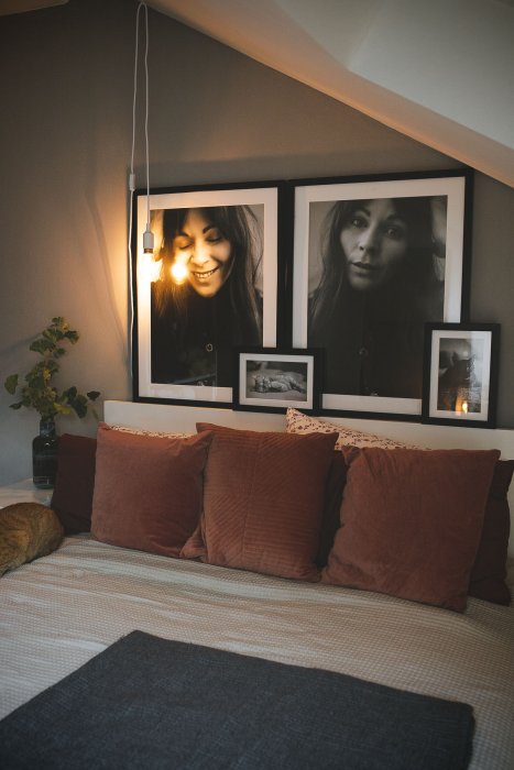 Fotowand mit schwarzen Rahmen gestalten: So peppe ich mein Schlafzimmer
