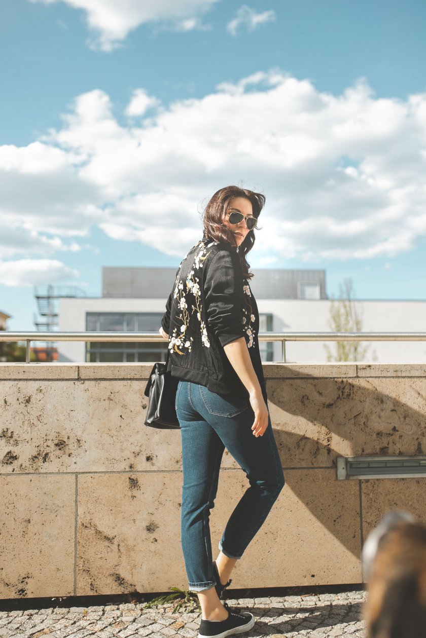 www.kleidermaedchen.de , Hosen Damen Frühjahr 2019,#armedangel #fruehlingsoutfit2019 #fruehling2019 #Streifenshirt, Superga Sneakers, Streifen im Frühling kombinieren, Erfurt, Leipzig, Thüringen, Sachsen, Influencer Marketing, Blogger Relations, Social Media Management, casual Frühlingslook für den Alltag, Pantone Trendfarben 2019, nachhaltig kaufen, bewusst kaufen, Sneakers, Schuhtrend 2019,Outfit für Sonnentage, Outfit mit Streifenshirt, enthält unbeauftragte werbung, Fruehlings Outfit 2019, Trendfarben für 2019, sportliches Outfit, Wochenend Outfit, casual Frühlingsoutfit, Alltagsoutfit, Alltagslook, nachhaltige Streifenshirts kaufen, Fair Fashion, Modeblogger, Topshop Jeans