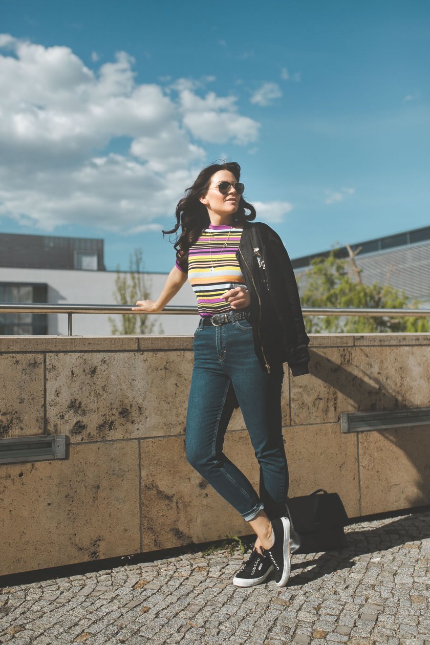 www.kleidermaedchen.de , Hosen Damen Frühjahr 2019,#armedangel #fruehlingsoutfit2019 #fruehling2019 #Streifenshirt, Superga Sneakers, Streifen im Frühling kombinieren, Erfurt, Leipzig, Thüringen, Sachsen, Influencer Marketing, Blogger Relations, Social Media Management, casual Frühlingslook für den Alltag, Pantone Trendfarben 2019, nachhaltig kaufen, bewusst kaufen, Sneakers, Schuhtrend 2019,Outfit für Sonnentage, Outfit mit Streifenshirt, enthält unbeauftragte werbung, Fruehlings Outfit 2019, Trendfarben für 2019, sportliches Outfit, Wochenend Outfit, casual Frühlingsoutfit, Alltagsoutfit, Alltagslook, nachhaltige Streifenshirts kaufen, Fair Fashion, Modeblogger, Topshop Jeans