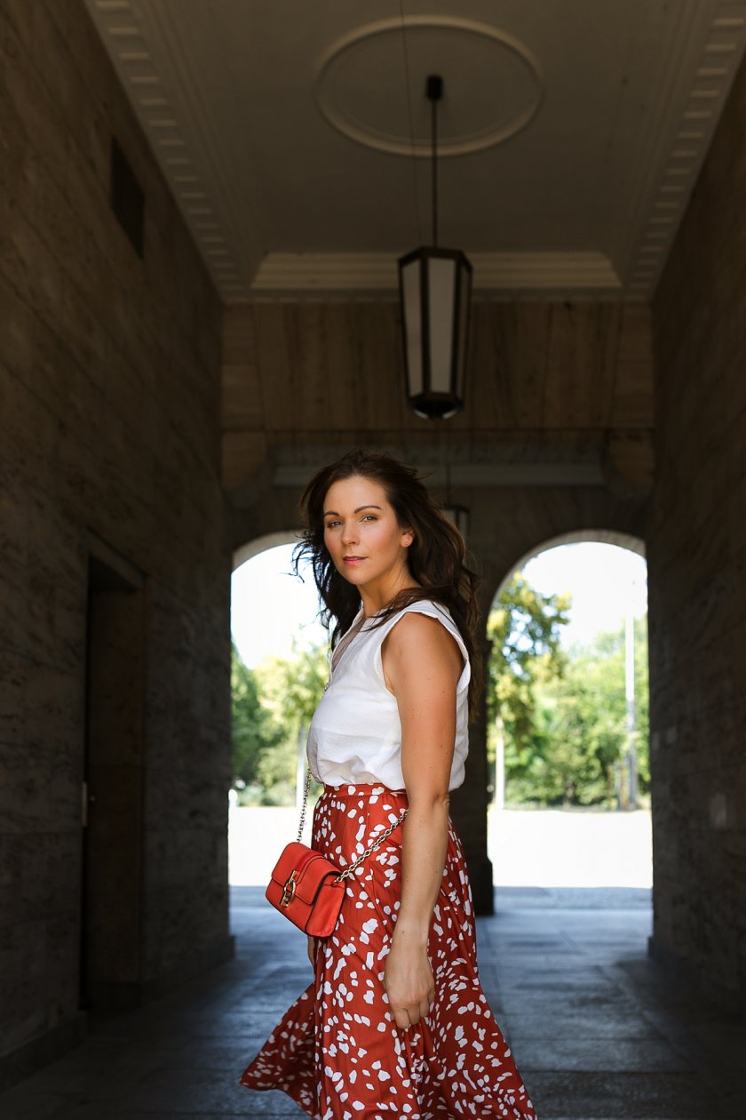 Auf dem Modeblog findest du ein elegantes Spätsommer Outfit mit Midirock und DVF Bag. Ich zeige dir wie du Midiröcke im Alltag am besten kombinieren kannst und verrate dir, wo du mein Outfit nachshoppen kannst. Spätsommer Outfit 2019, Midirock kombinieren, Rock kombinieren, Spätsommer Outfit mit Rock, Fashionblogger, die schönsten Midiröcke 2019, die schönsten Midi-Röcke 2019, Modeblog, Fashionblog, Modetrends 2019, Alltagslook mit Rock, www.kleidermaedchen.de #midi #midirock #herbst #rock #skirt #dvf #dfvbag #modetrends #spätsommerroutfit #streetstyle, Sommer Outfit mit Midirock, Tipps wie du Röcke kombinieren kannst, Welche Schuhe zu Röcken, Leipzig, #sogehtsächsisch