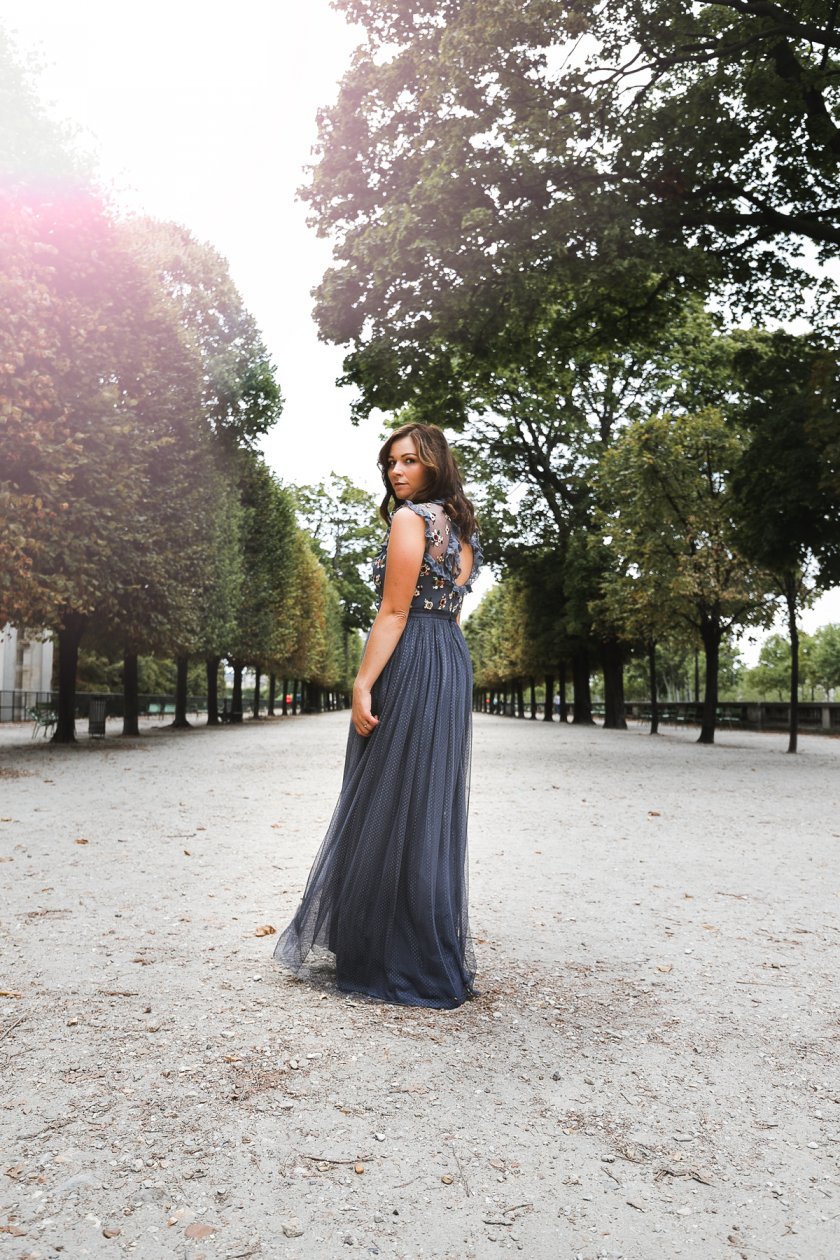 Elegantes Abendkleid, Paris Jahrein Tuileries, elegantes blaues Kleid, Herbst Outfit, Maxikleid Kleid kombinieren, eleganter Herbstlook, Herbst Outfit 2019, Autumn Style, Fall Style, Herbst Outfit mit blauem Maxi Kleid, Herbst Outfit mit Cocktailkleid, #sogehtsächsisch Modeblog, Fashionblog, Abendoutfit mit Tüll-Kleid, Abendlook mit Spitzen-Kleid, Eleganter Abend Look, Kleid im Herbst, Tipps wie du Herbst #Kleider kombinieren kannst, Mode Shooting in Paris, Fashion Trend 2019, Das ist in im Herbst 2019, Die schönsten Herbst Kleider 2019, #paris #parisstyle #blaueskleid #kleidertrends2019 #paris #leipzig #Neddlethread, Neddle & Thread, Fashion Week Paris 2019, FWP2019