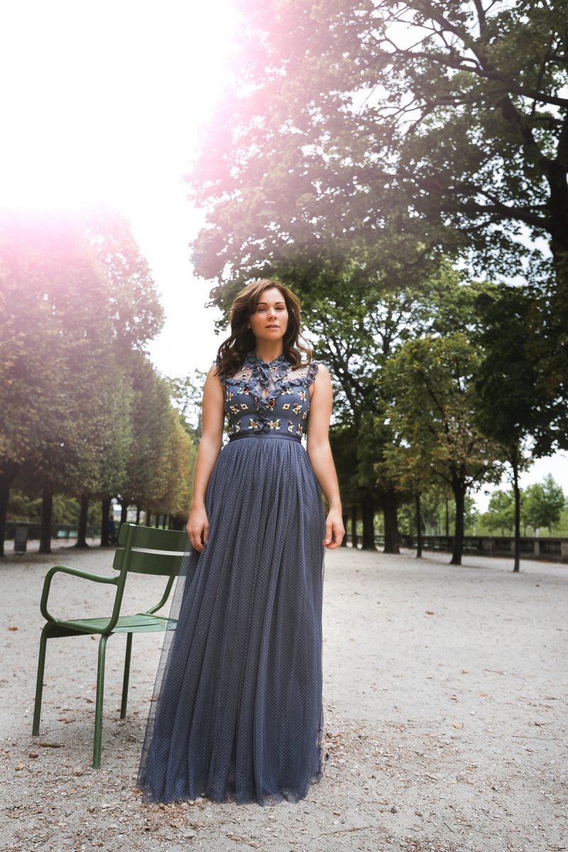 Elegantes Abendkleid, Paris Jahrein Tuileries, elegantes blaues Kleid, Herbst Outfit, Maxikleid Kleid kombinieren, eleganter Herbstlook, Herbst Outfit 2019, Autumn Style, Fall Style, Herbst Outfit mit blauem Maxi Kleid, Herbst Outfit mit Cocktailkleid, #sogehtsächsisch Modeblog, Fashionblog, Abendoutfit mit Tüll-Kleid, Abendlook mit Spitzen-Kleid, Eleganter Abend Look, Kleid im Herbst, Tipps wie du Herbst #Kleider kombinieren kannst, Mode Shooting in Paris, Fashion Trend 2019, Das ist in im Herbst 2019, Die schönsten Herbst Kleider 2019, #paris #parisstyle #blaueskleid #kleidertrends2019 #paris #leipzig #Neddlethread, Neddle & Thread, Fashion Week Paris 2019, FWP2019