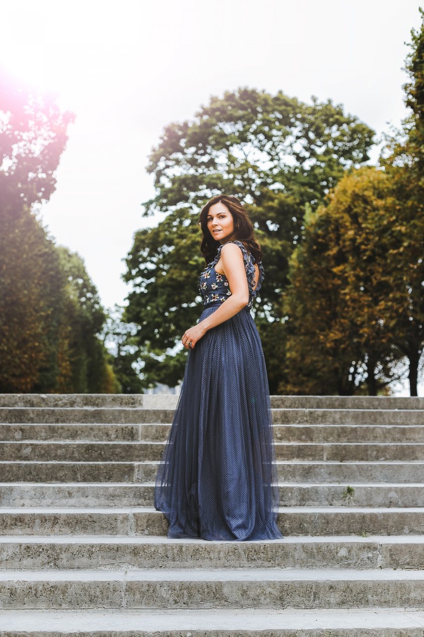 Elegantes Abendkleid, Paris Jahrein Tuileries, elegantes blaues Kleid, Herbst Outfit, Maxikleid Kleid kombinieren, eleganter Herbstlook, Herbst Outfit 2019, Autumn Style, Fall Style, Herbst Outfit mit blauem Maxi Kleid, Herbst Outfit mit Cocktailkleid, #sogehtsächsisch Modeblog, Fashionblog, Abendoutfit mit Tüll-Kleid, Abendlook mit Spitzen-Kleid, Eleganter Abend Look, Kleid im Herbst, Tipps wie du Herbst #Kleider kombinieren kannst, Mode Shooting in Paris, Fashion Trend 2019, Das ist in im Herbst 2019, Die schönsten Herbst Kleider 2019, #paris #parisstyle #blaueskleid #kleidertrends2019 #paris #leipzig #Neddlethread, Neddle & Thread, Fashion Week Paris 2019, FWP2019