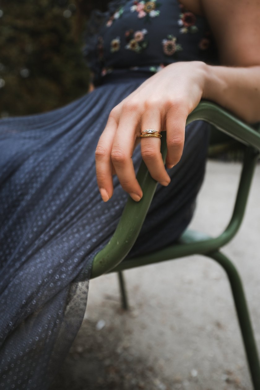 Elegantes Abendkleid, Paris Jahrein Tuileries, elegantes blaues Kleid, Herbst Outfit, Maxikleid Kleid kombinieren, eleganter Herbstlook, Herbst Outfit 2019, Autumn Style, Fall Style, Herbst Outfit mit blauem Maxi Kleid, Herbst Outfit mit Cocktailkleid, #sogehtsächsisch Modeblog, Fashionblog, Abendoutfit mit Tüll-Kleid, Abendlook mit Spitzen-Kleid, Eleganter Abend Look, Kleid im Herbst, Tipps wie du Herbst #Kleider kombinieren kannst, Mode Shooting in Paris, Fashion Trend 2019, Das ist in im Herbst 2019, Die schönsten Herbst Kleider 2019, #paris #parisstyle #blaueskleid #kleidertrends2019 #paris #leipzig #Neddlethread, Neddle & Thread, Fashion Week Paris 2019, FWP2019