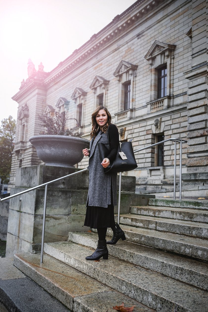 Werbung. Auf dem Kleidermaedchen Modeblog zeige ich dir ein Herbst Outfit mit Strickkleid, Wollmantel und Chelsea Boots. Zudem gebe ich dir Tipps, wo du schöne Strickkleider für den Herbst finden wirst. www.kleidermaedchen.de #herbstoutfit #strickkleid #wollmantel #chelseaboots