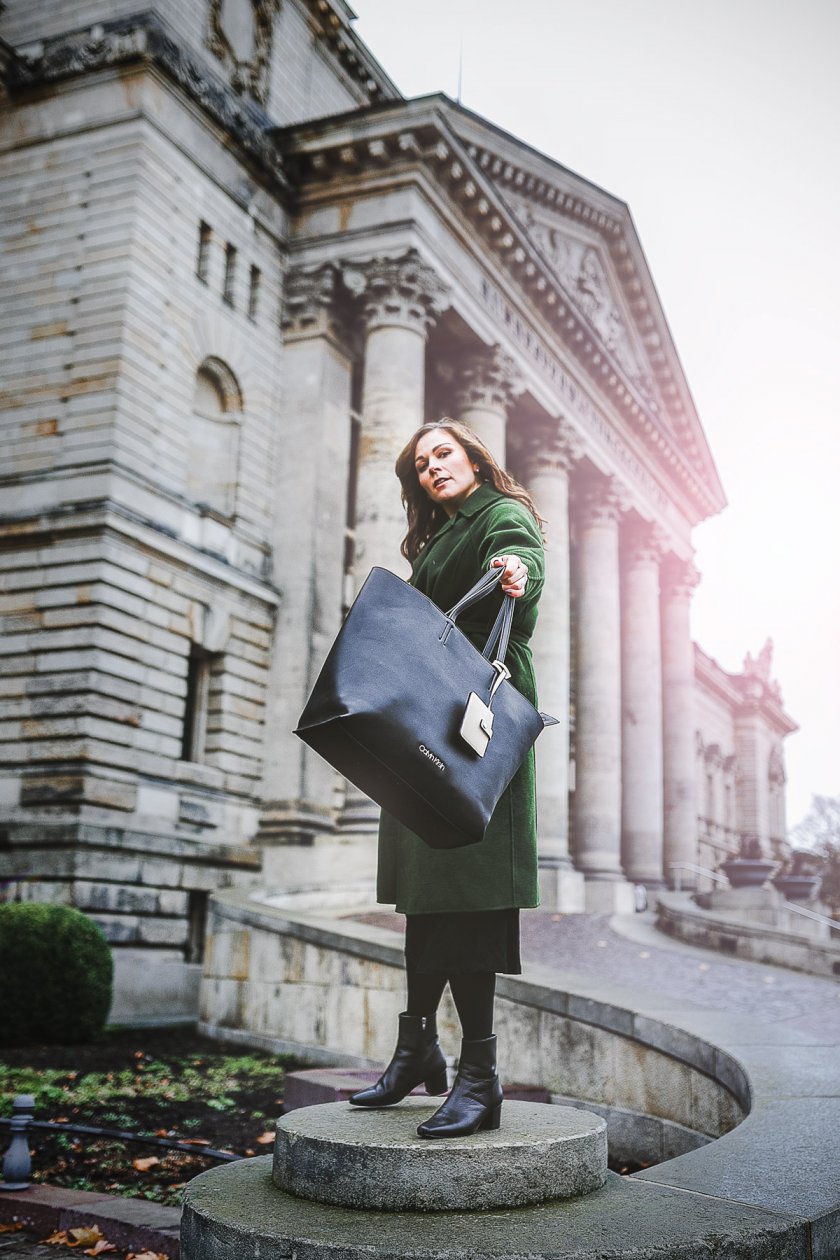 Werbung. Auf dem Kleidermaedchen Modeblog zeige ich dir ein Herbst Outfit mit Strickkleid, Wollmantel und Chelsea Boots. Zudem gebe ich dir Tipps, wo du schöne Strickkleider für den Herbst finden wirst. www.kleidermaedchen.de #herbstoutfit #strickkleid #wollmantel #chelseaboots