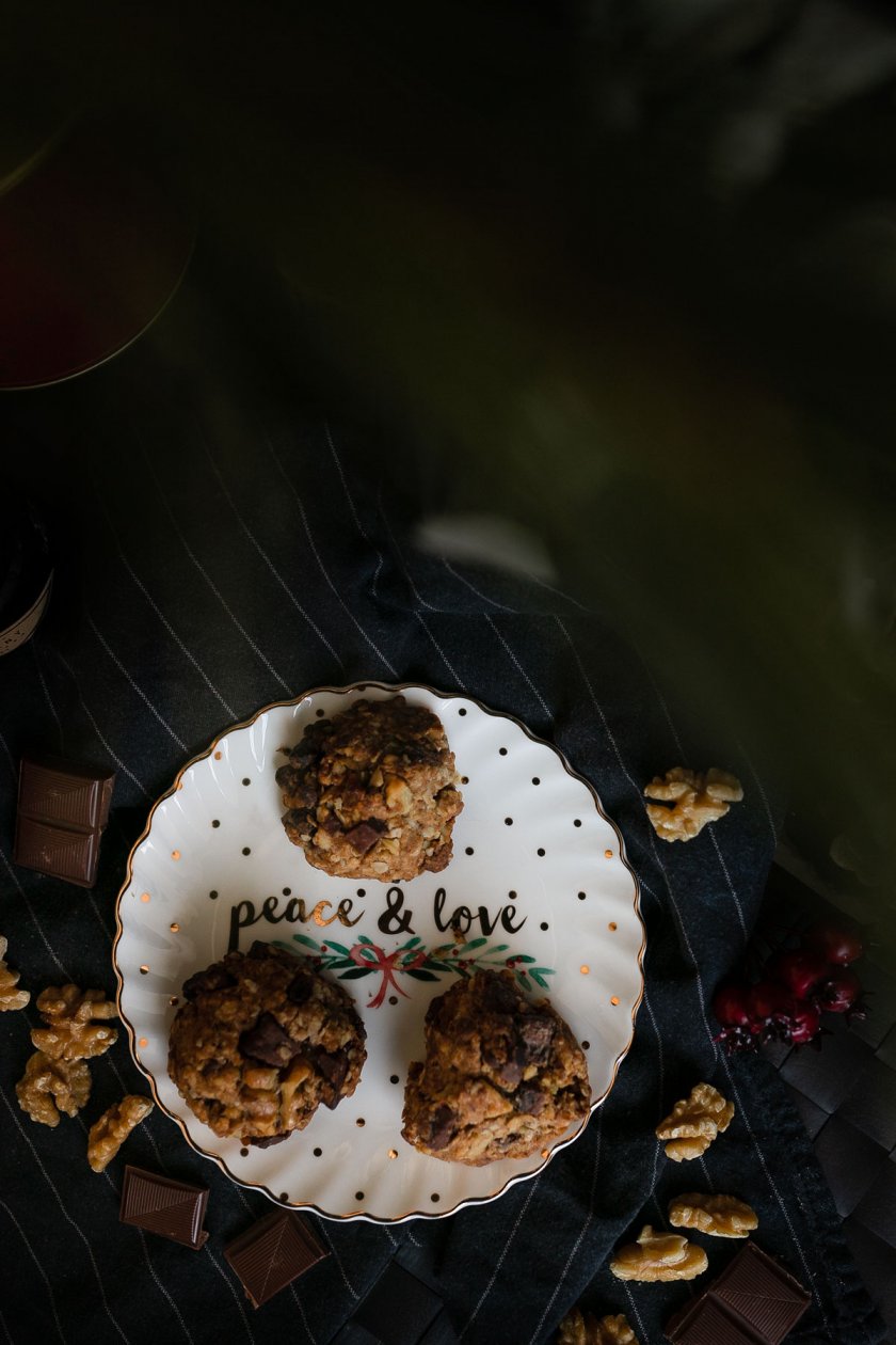 Auf dem Food- und Lifestyleblog backe ich mit dir meine liebsten Weihnachtsplätzchen. Die veganen Walnuss-Schokoladen Plätzchen sind im Nu zubereitet und unglaublich lecker. www.kleidermaedchen.de #vegan #veganbacken #plätzchen #weihnachtsplätzchen #walnuss #foodblog #lifestyleblog #schokolade