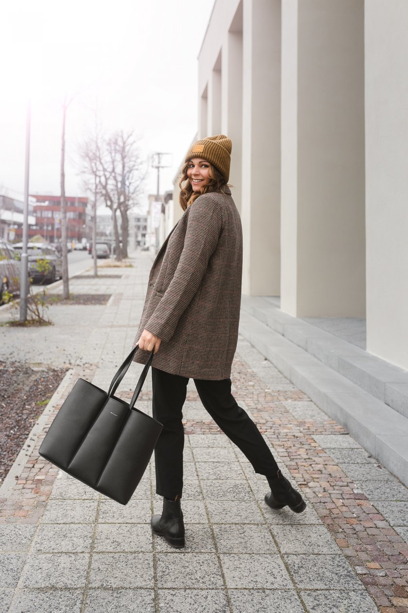 Auf dem Kleidermaedchen Modeblog zeige ich ein lässiges Alltagsoutfit mit Acne Studios Mütze, Samsøe Samsøe Balzer und Matt & Nat HYDE Tasche. Der perfekte Style für den Alltag. www.kleidermaedchen.de #winteroutfit #blazer #mattandnat #acnestudios #samsoesamsoe