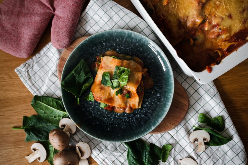 Auf dem Food- und Lifestyleblog verrate ich dir mein Champignons-Spinat-Lasagne mit veganer Béchamel-Sauce. Leckere alltagstaugliche vegane Rezepte für Anfänger und Fortgeschrittene. www.kleidermaedchen.de #vegan #veganelasagne #spinat #champignons #foodblog #lifestyleblog