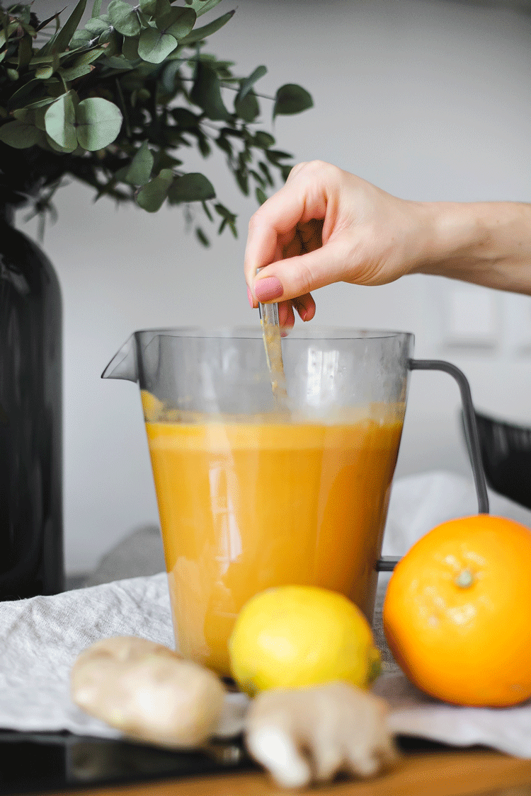 Die Wunderwaffe Gegen Erkaltung Ingwer Kurkuma Shot Mit Apfel Orange Und Zitrone Kleidermadchen Mode Beauty Interior Lifestyle Und Food Blog Aus Sachsen Und Thuringen
