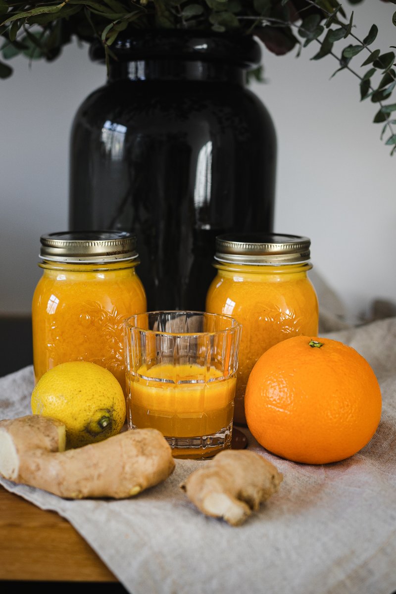 Auf dem Food- und Lifestyleblog verrate ich dir mein Rezept für Ingwer-Kurkuma-Shot mit Orange und Zitrone. Leckere alltagstaugliche vegane Rezepte für Anfänger und Fortgeschrittene. www.kleidermaedchen.de #vegan #ingwershot #ingwer #kurkuma #foodblog #lifestyleblog #erkältung