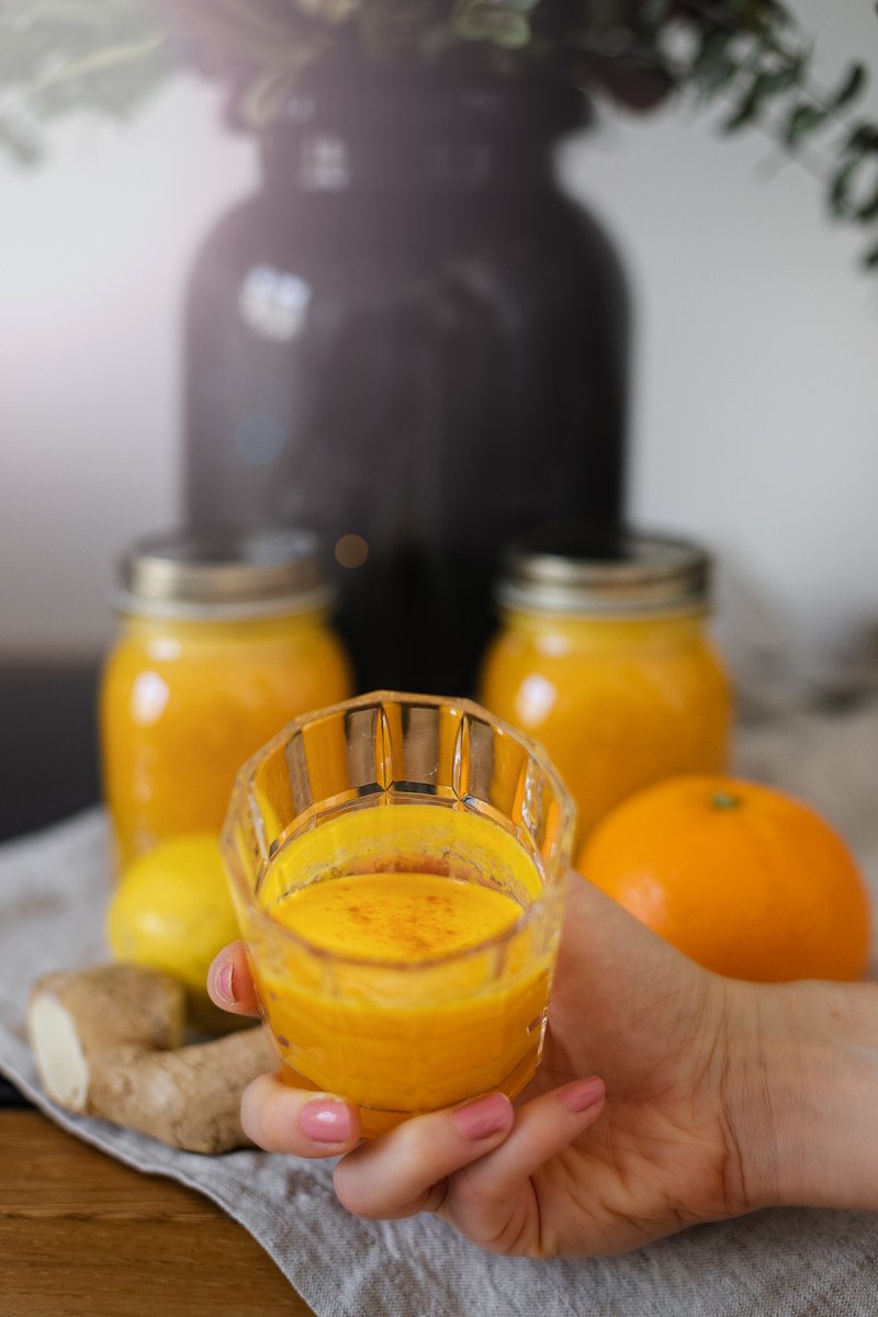 Auf dem Food- und Lifestyleblog verrate ich dir mein Rezept für Ingwer-Kurkuma-Shot mit Orange und Zitrone. Leckere alltagstaugliche vegane Rezepte für Anfänger und Fortgeschrittene. www.kleidermaedchen.de #vegan #ingwershot #ingwer #kurkuma #foodblog #lifestyleblog #erkältung